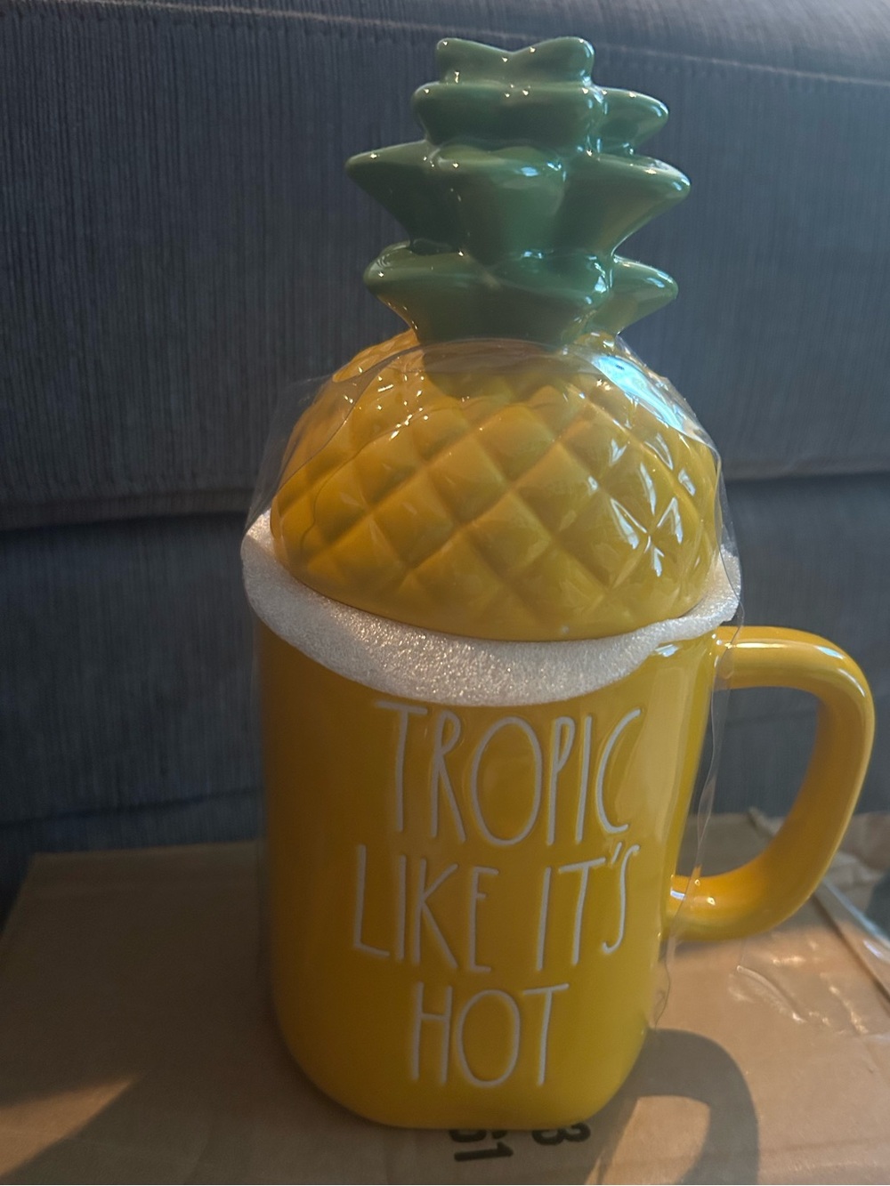 Rae Dunn coffee mug tropical pineapple-shaped ceramic lid "TROPIC LIKE IT'S HOT" - Picture 4 of 5